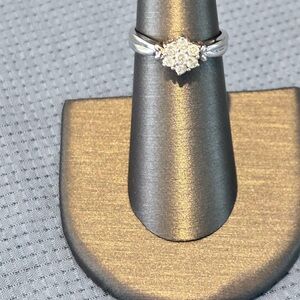 Elegant 14k white gold and Diamond Cluster Ring